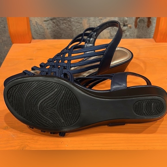 Comfortable sandals to wear for formal or informal attire - Picture 3 of 3